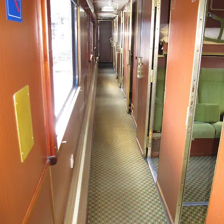 Train אכסניה *