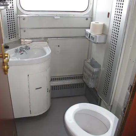 אכסניה Train *