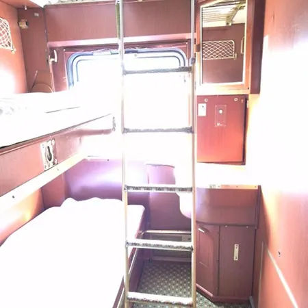 אכסניה Train *