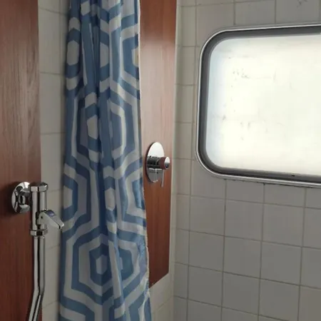 Train אכסניה