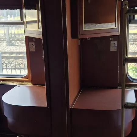 Train אכסניה