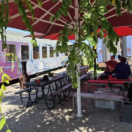 אכסניה Train