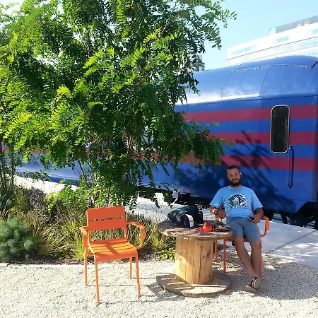 Train אכסניה *