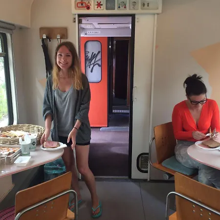 Train אכסניה *