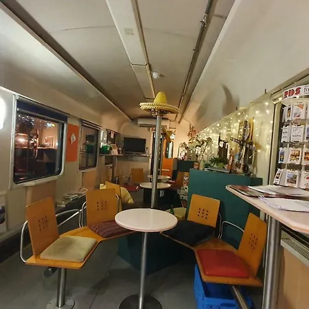Train אכסניה