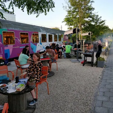 Train بيت شباب